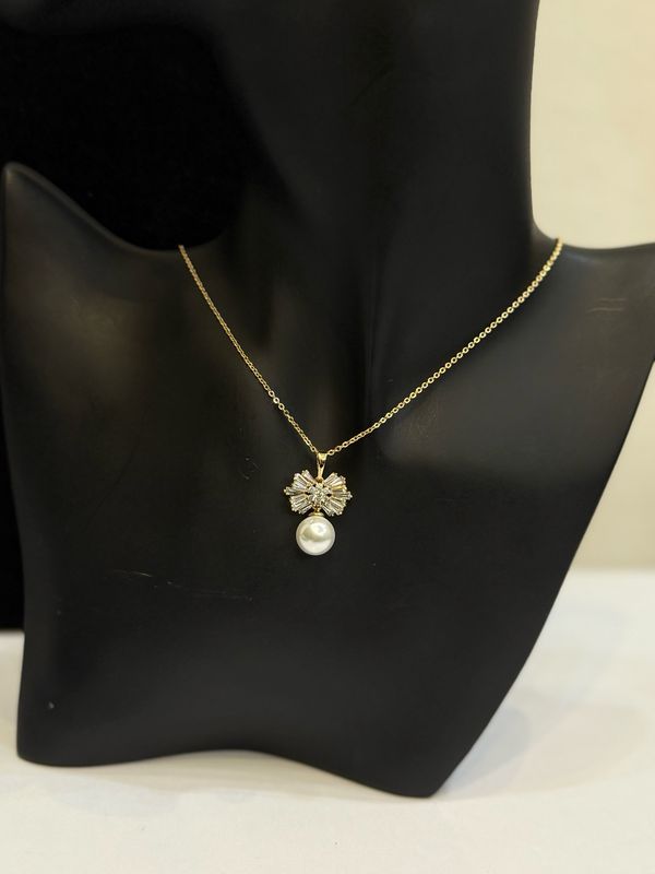 Rae Pearl Necklace