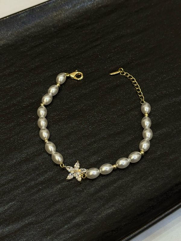 Rae Pearl Bracelet