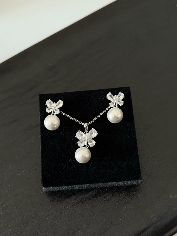 Nora Necklace
