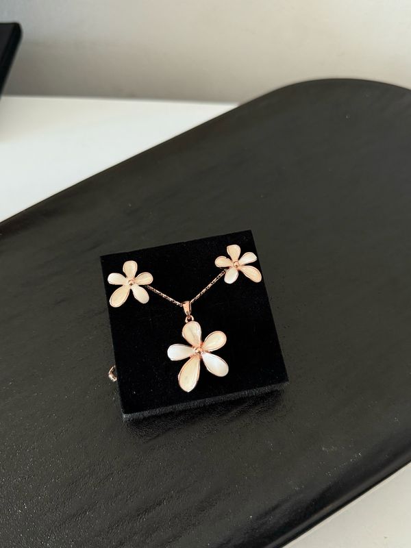 Nora Necklace