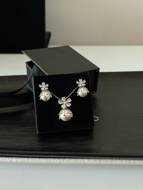 Nora Necklace