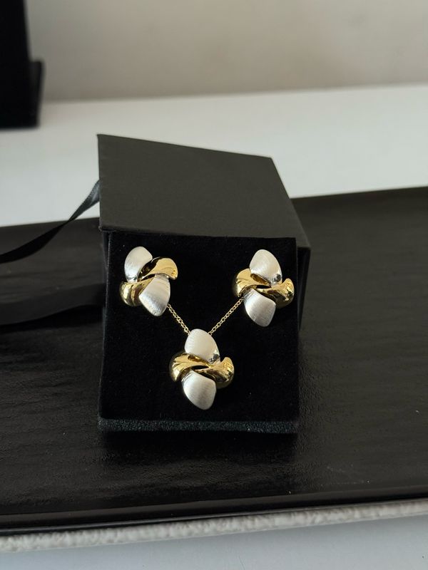 Nora Necklace