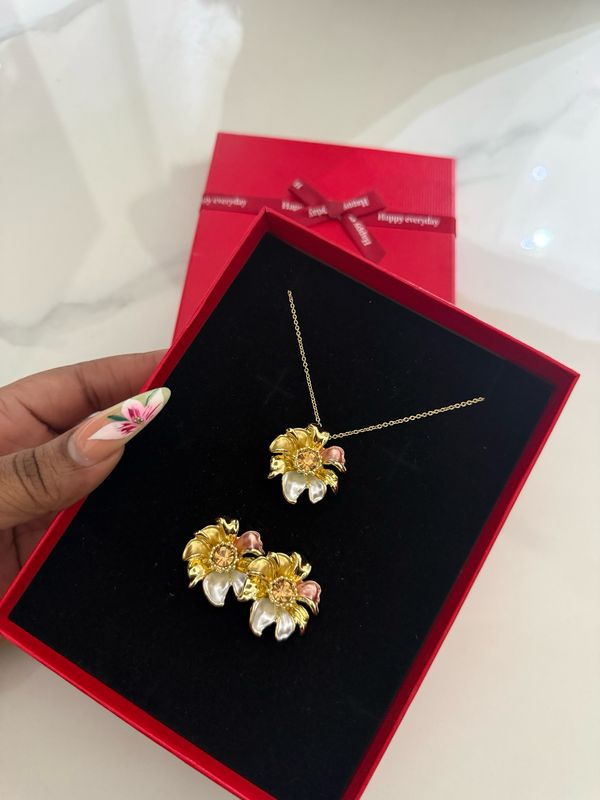 Nora Necklace