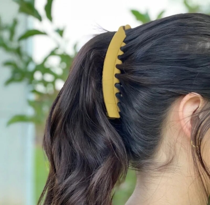 BANANA HAIR CLIP