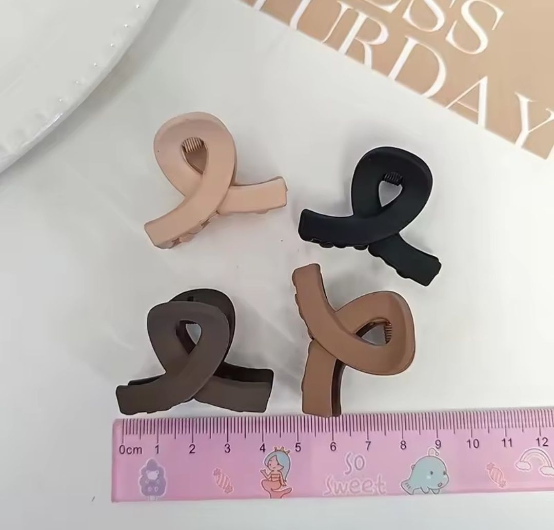 SMALL MATTE HAIR CLIP