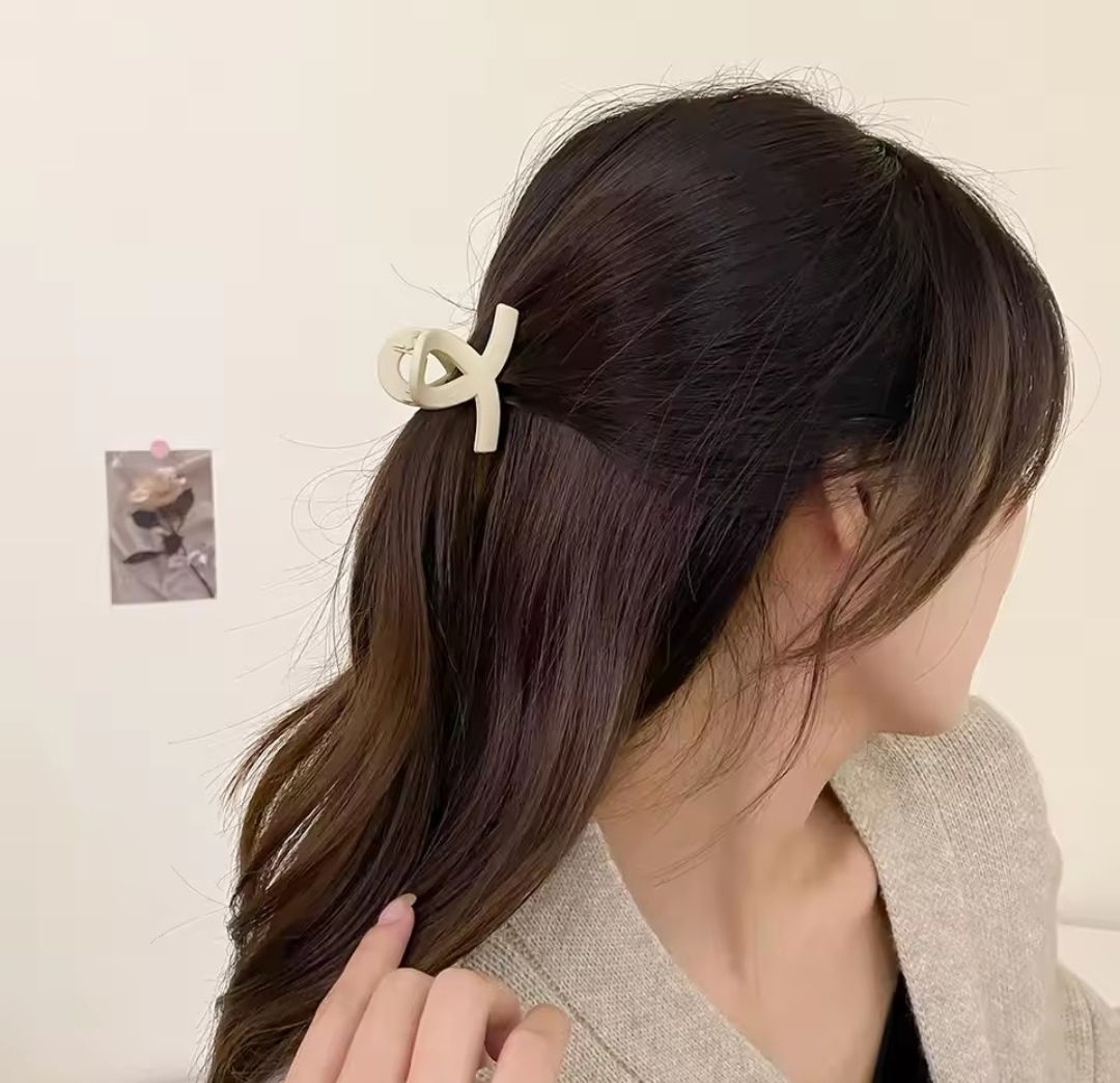 SMALL MATTE HAIR CLIP