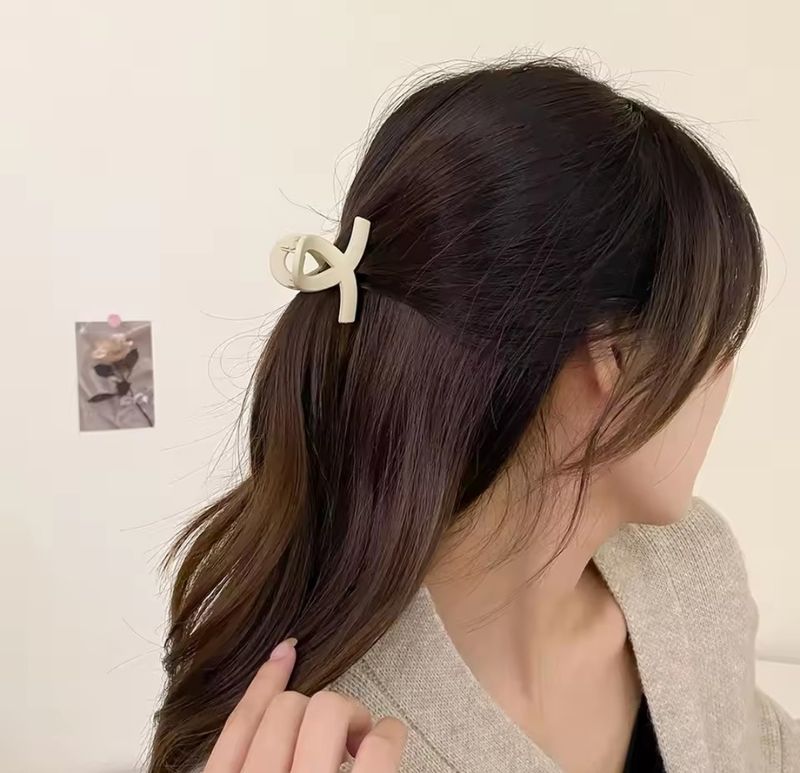 SMALL MATTE HAIR CLIP