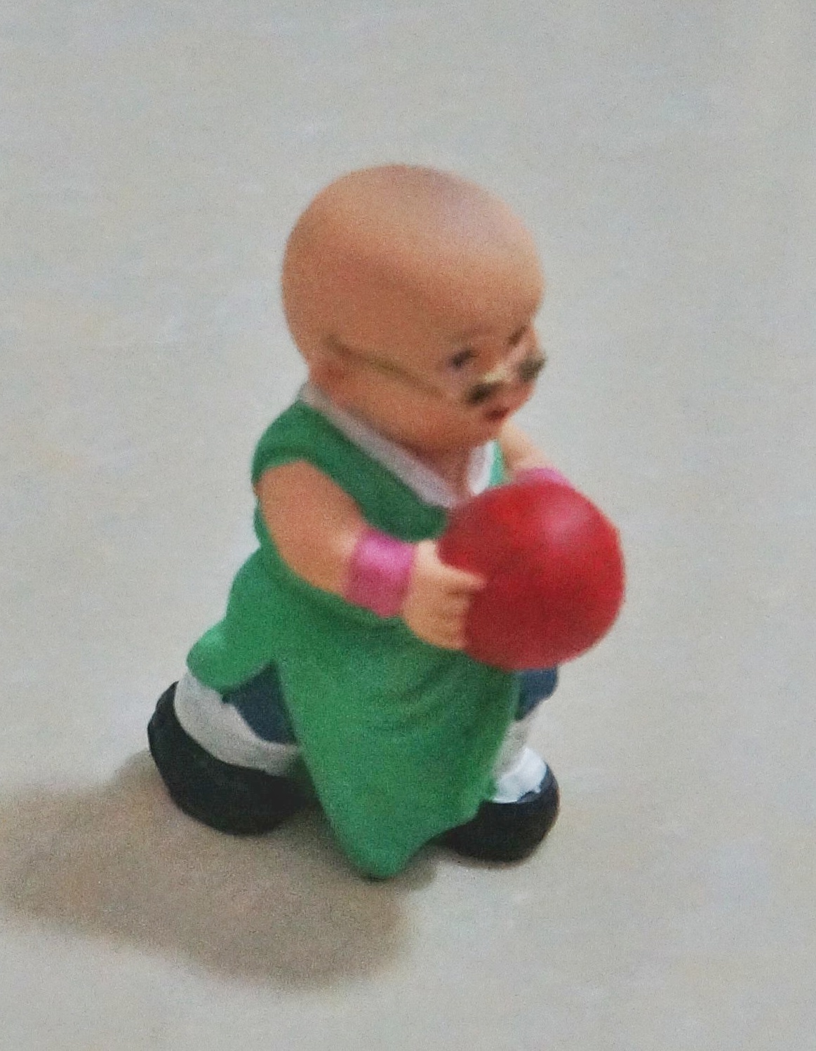 монах с шаром в руках