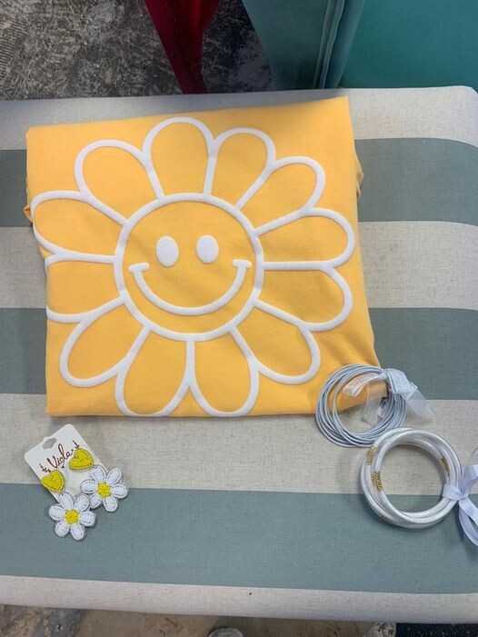 Smiley Daisy Puff CC Tee