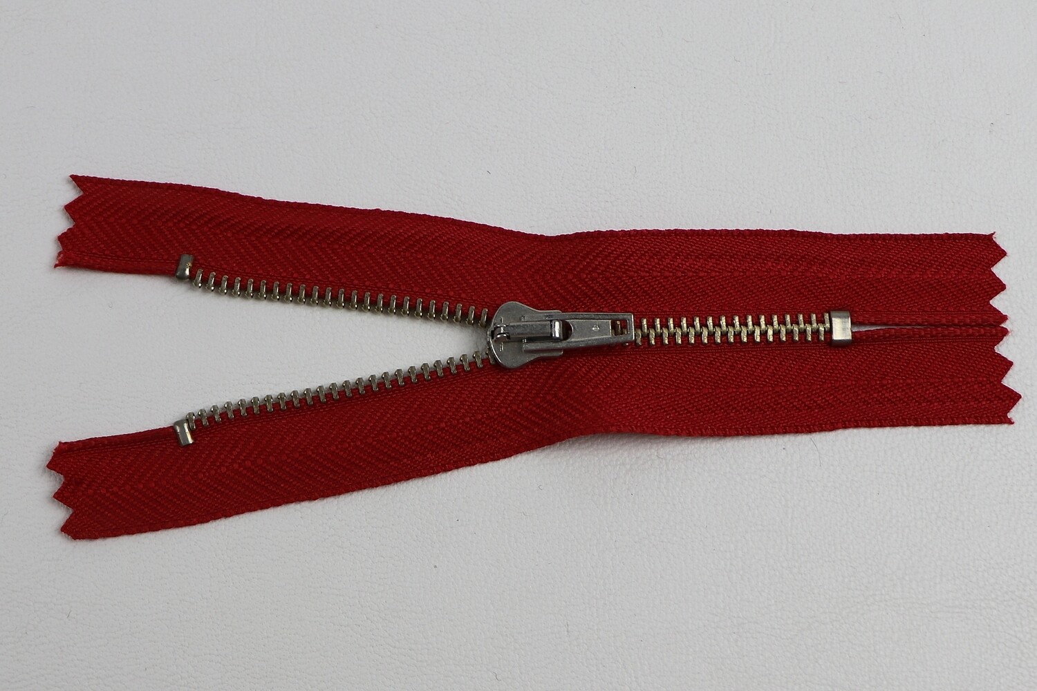 Reissverschluss mit Metallkrampe &quot;rot&quot;