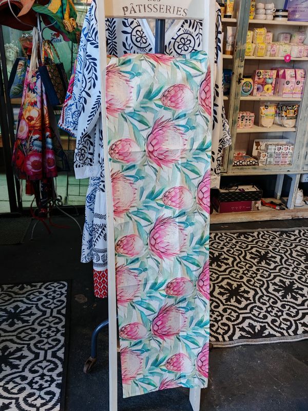 PROTEA TABLE RUNNER