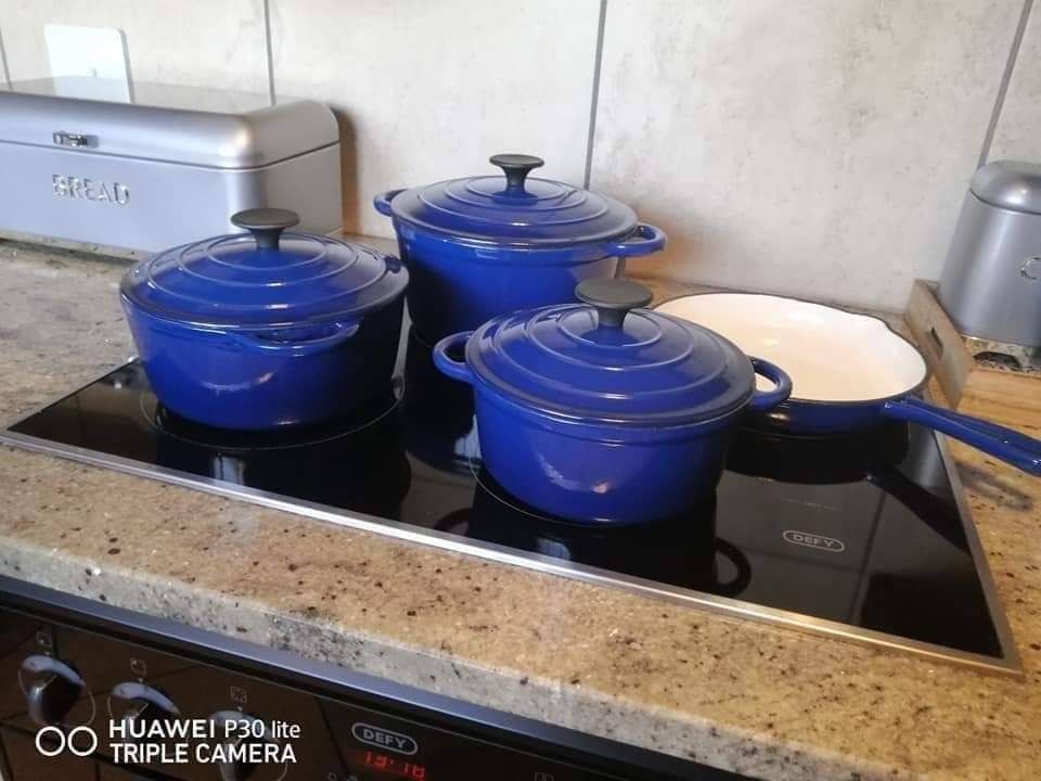 7 PIECE CAST IRON SET. 