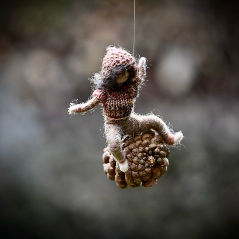 Dennenappel-kindje (Waldorf Adventfair ZATERDAG 22 nov 17-18 uur)