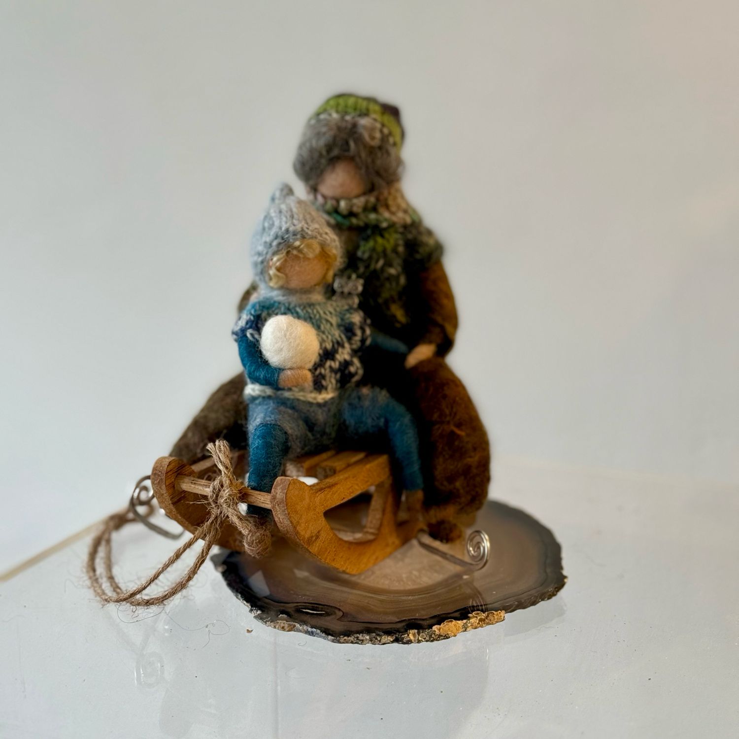 Oma met kleinkind op de slee Oma met kleinkind op de slee