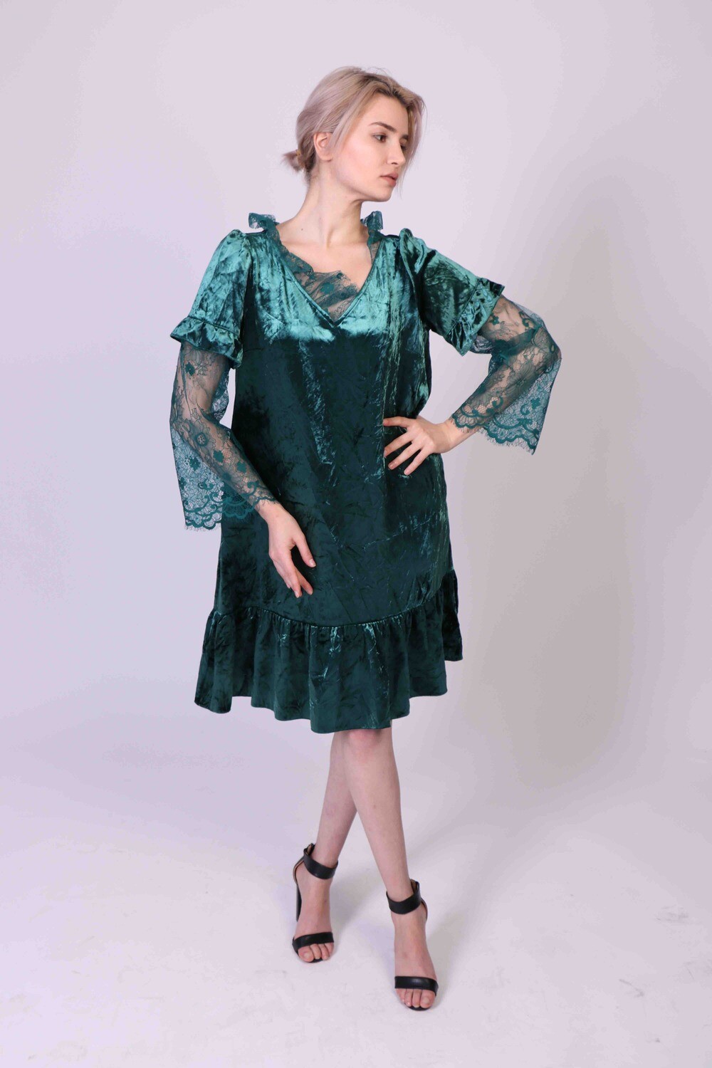 Beautiful Female Model Wearing Emerald Green Stock Photo 1400366855 |  Shutterstock