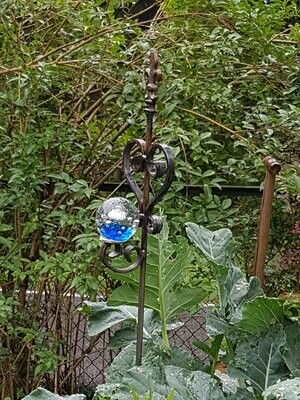 Gartenstecker " Schmiedeeisen " mit Glaskugel " Blau "