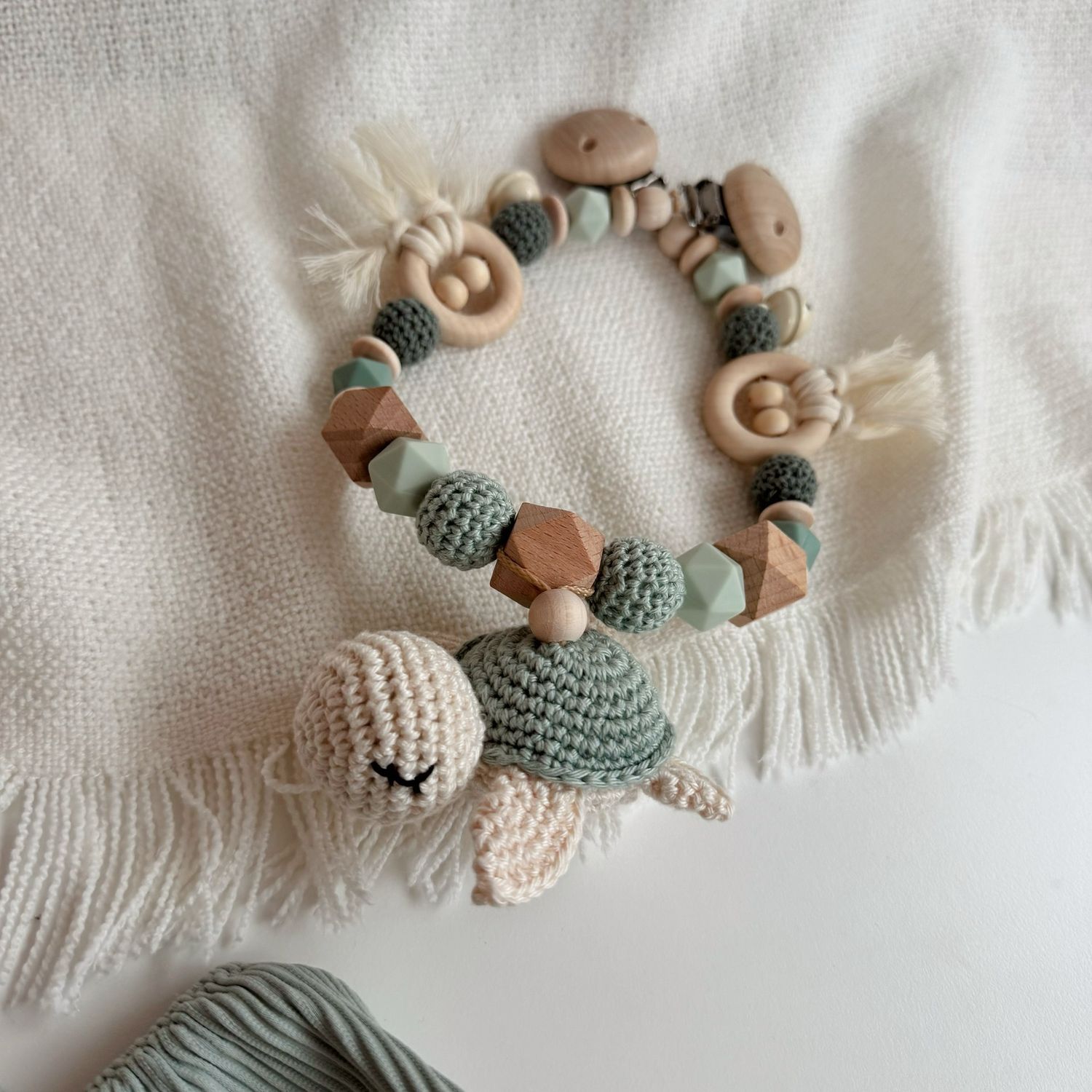 Boho Kinderwagenkette Turtle Sage