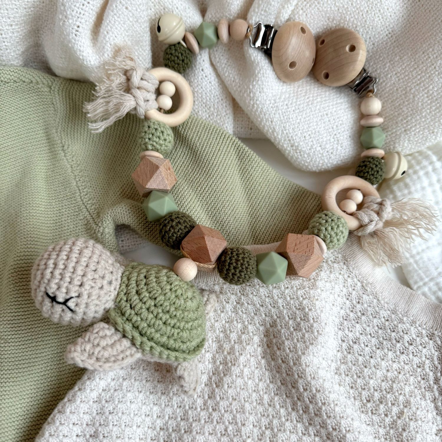 Boho Kinderwagenkette Turtle Pistache