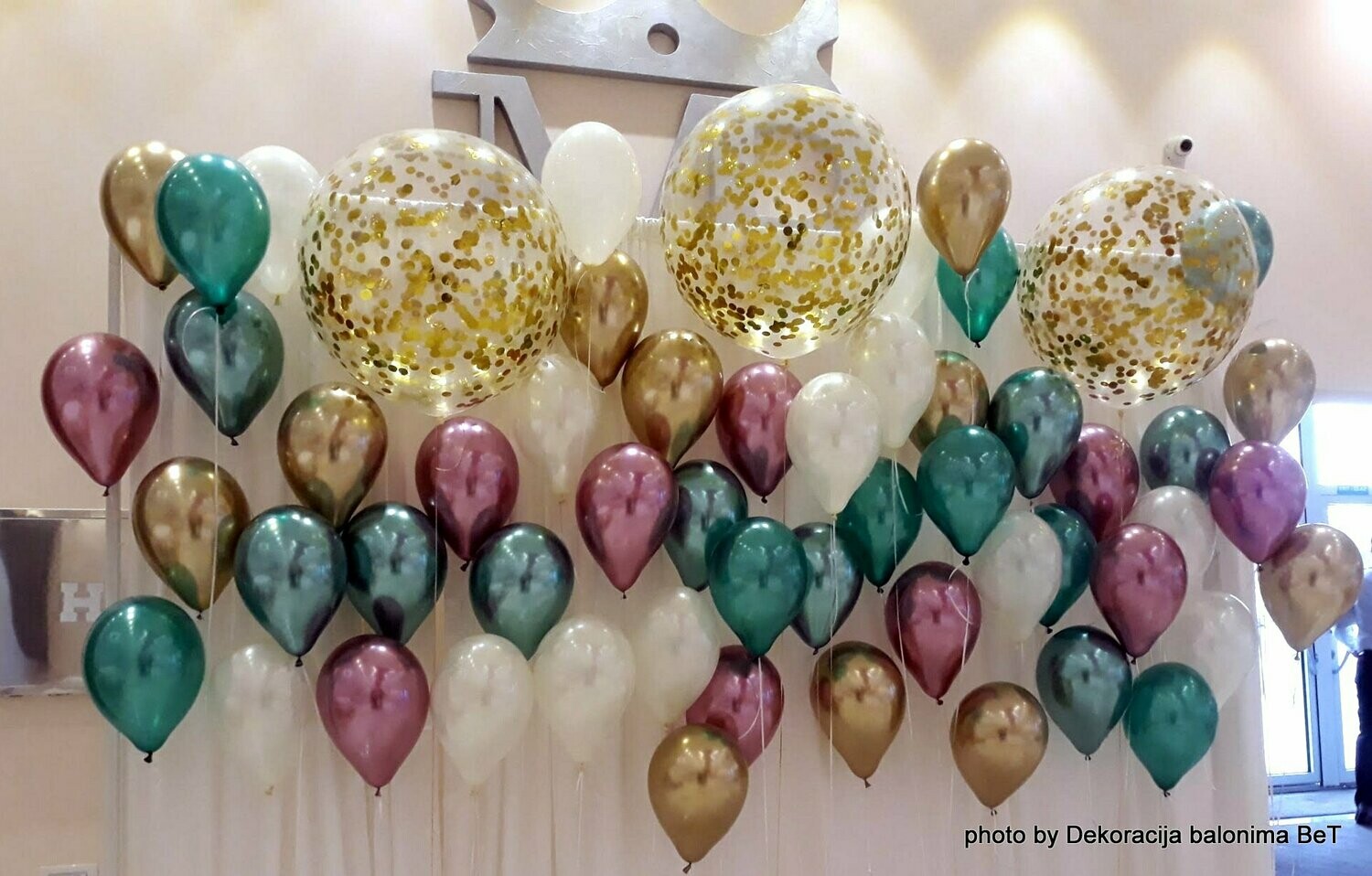 Hrom baloni i baloni sa konfetama