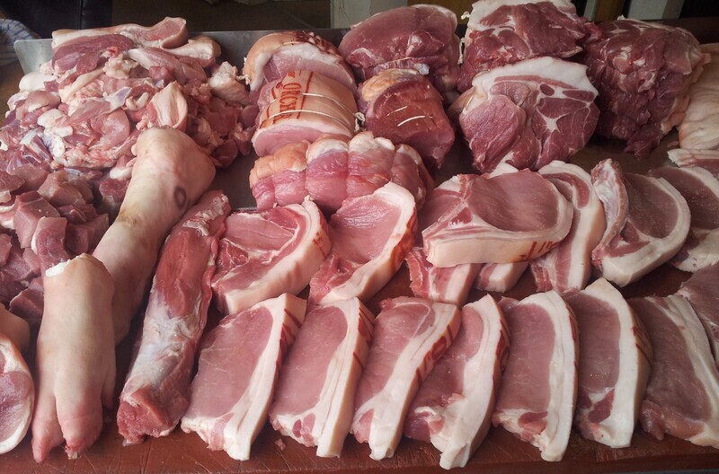 BLAIR HOUSE FARM - TRADITIONAL FARMHOUSE - OUTDOOR REARED - HALF SIDE of PORK for FREEZER - 1No SIDE x +/- 22.5kg(+/- 49.6lbs)
