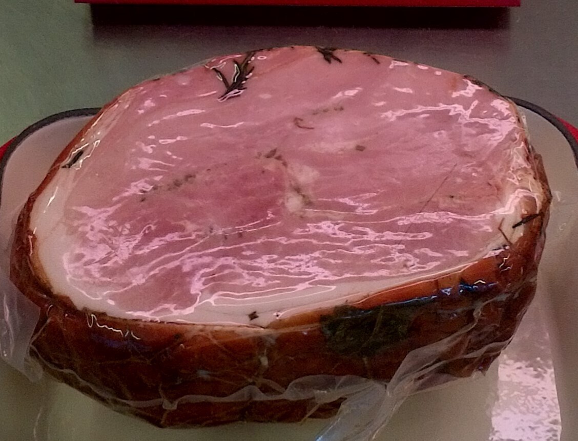 TRADITIONAL HAND CRAFTED FARMHOUSE - GAMMON CURED - ROSEMARY HALF HAM - BEECH WOOD COLD SMOKED - Average Weight +/- 3.75kg