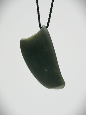 Moko Pounamu Rei Niho (Eye Tooth) NZ Genuine Kawakawa Greenstone - Moeraki