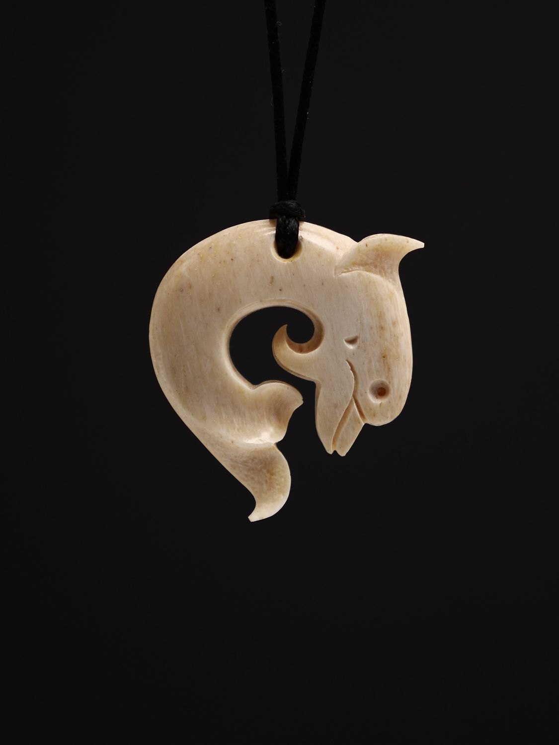 Moko Pounamu Dolphin Whale Bone Carving - Aihe
