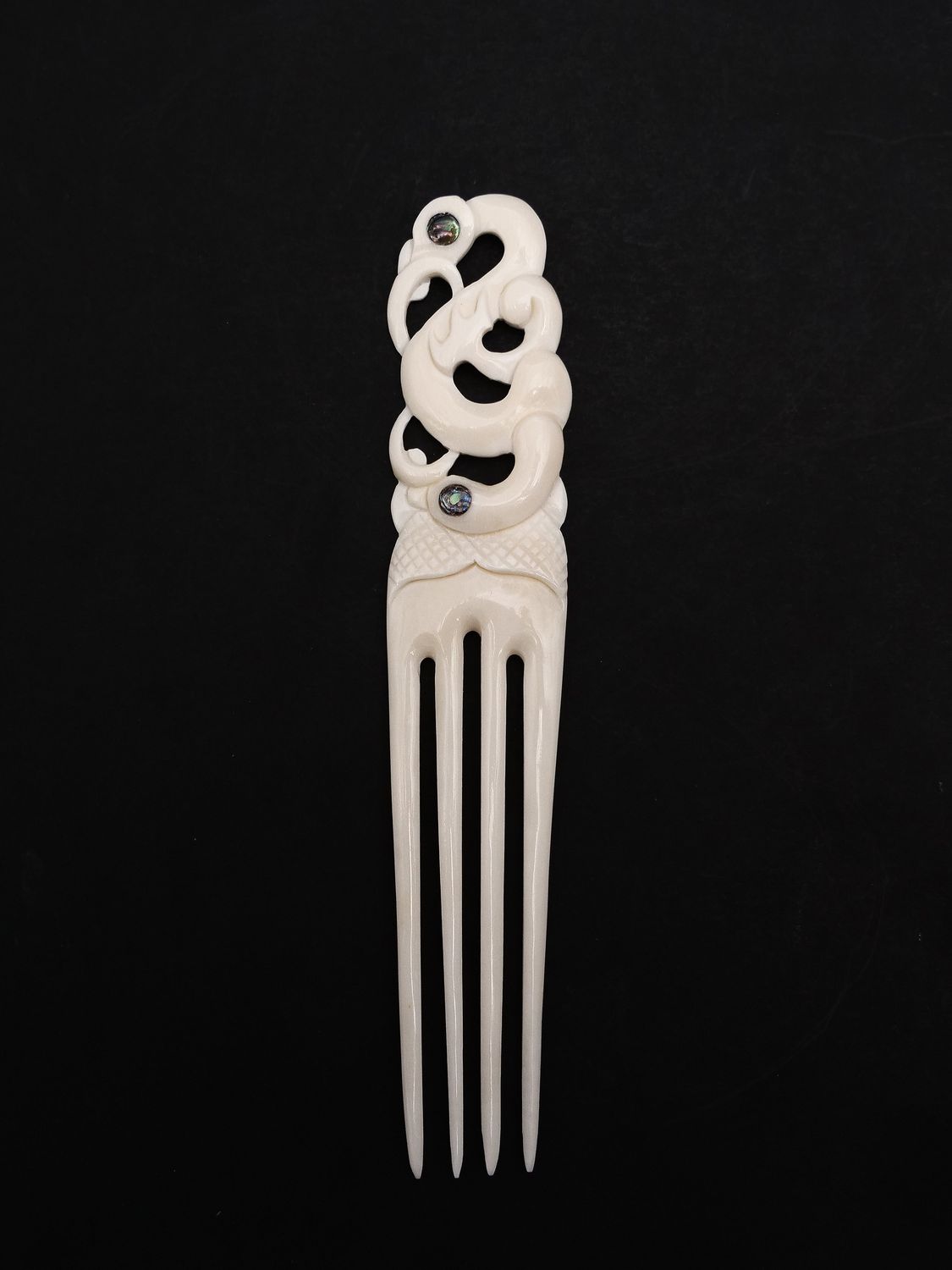 Moko Pounamu Manaia Heru Bone Carving (Comb)