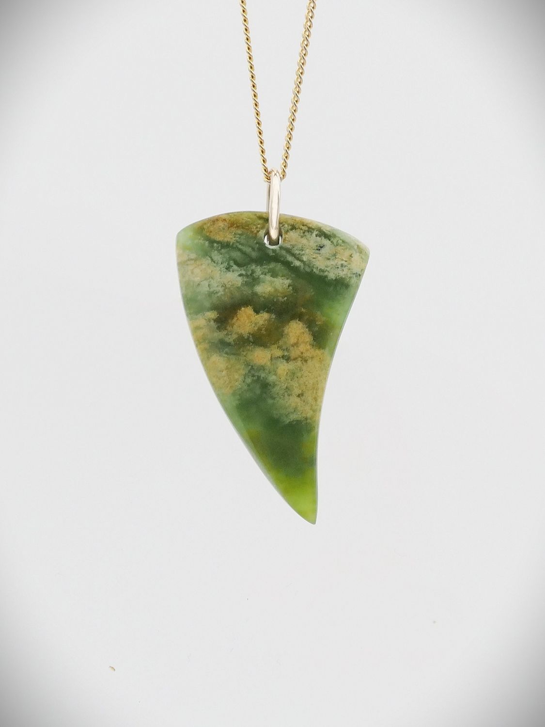 Moko Pounamu Rei Niho (Eye Tooth) NZ Genuine Kahurangi Flower Greenstone and 9ct Gold Pendant - Rata