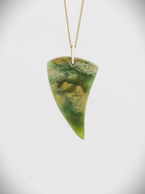 Moko Pounamu Rei Niho (Eye Tooth) NZ Genuine Kahurangi Flower Greenstone and 9ct Gold Pendant - Rata