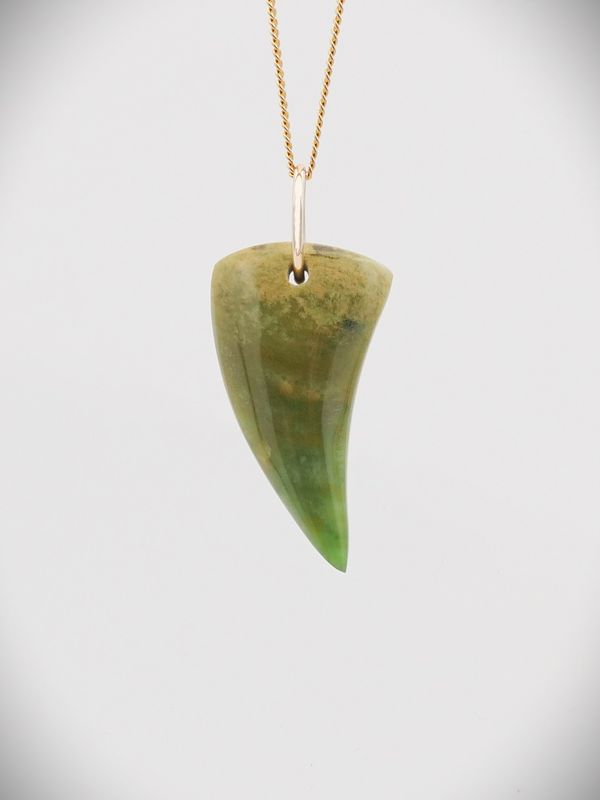 Moko Pounamu Rei Niho (Eye Tooth) NZ Genuine Raukaraka Greenstone and 9ct Gold Pendant - Mangapaka