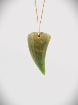 Moko Pounamu Rei Niho (Eye Tooth) NZ Genuine Raukaraka Greenstone and 9ct Gold Pendant - Mangapaka