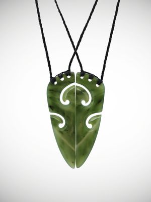 Moko Pounamu Kowhaiwhai Split-Pendant Genuine NZ Kawakawa Flower Greenstone - Wairere Moko Pounamu Kowhaiwhai Split-Pendant Genuine NZ Kawakawa Flower Greenstone - Wairere
