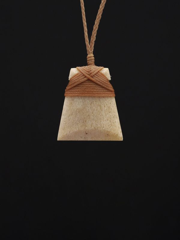 Moko Pounamu,  Toki Genuine Whale Bone Carving - Taraouta