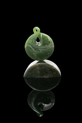 Moko Pounamu Pikorua (Twist) Sculpture NZ Genuine Kawakawa Greenstone 05203 Moko Pounamu Pikorua (Twist) Sculpture NZ Genuine Kawakawa Greenstone 05203