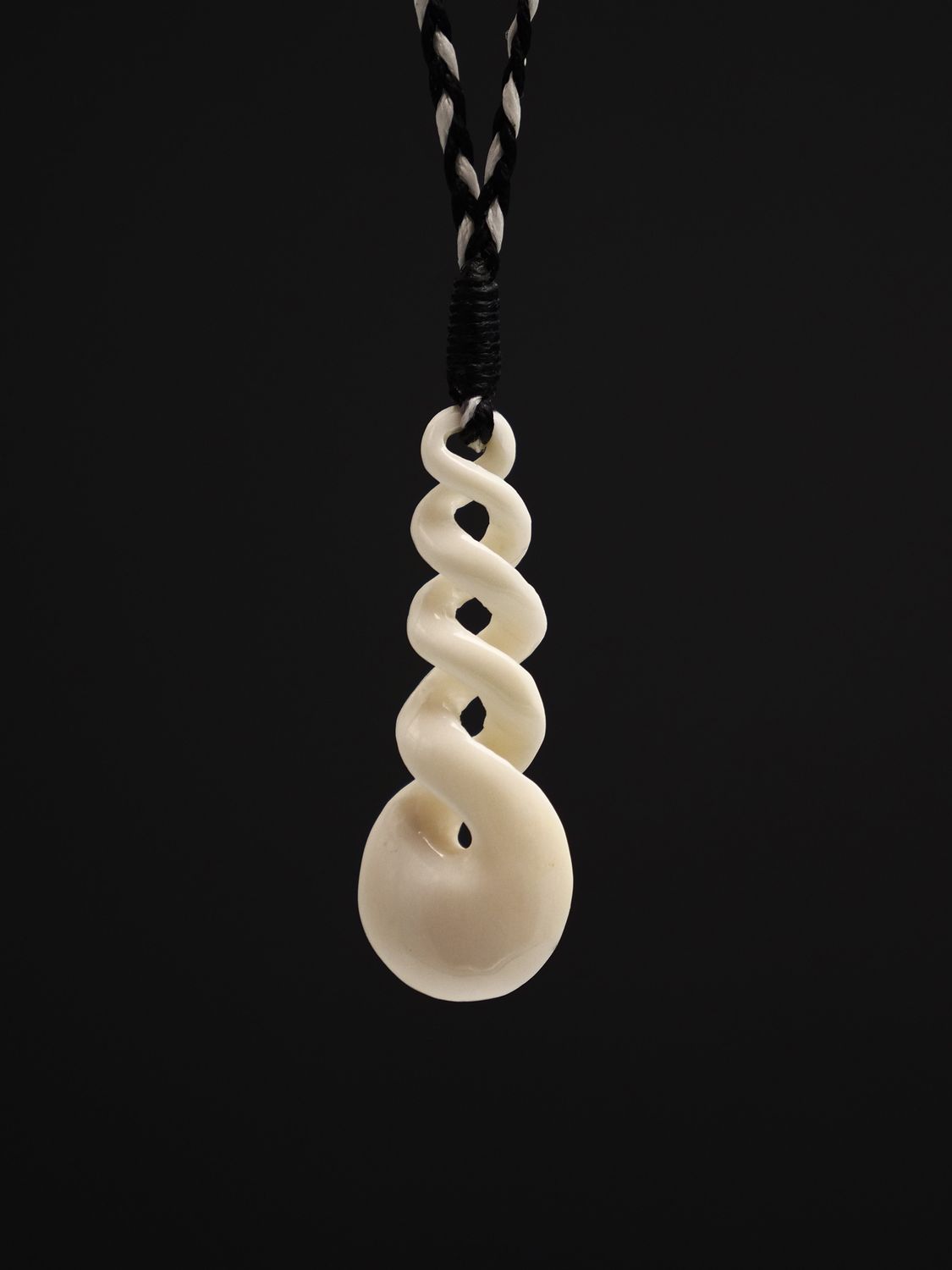 Moko Pounamu Black Ferns 5 Twist Bone Carving BF1