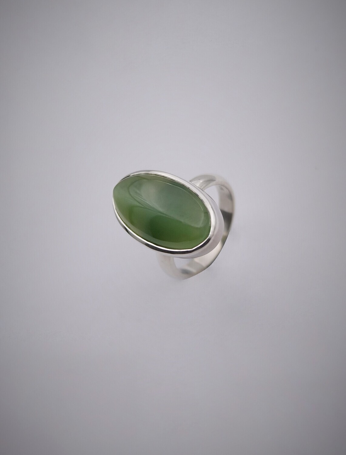 Moko Pounamu Gilt Jewellery Siberian chatoyant Cat's Eye Nephrite jade Cabochon & Sterling Silver Ring 08641 Moko Pounamu Gilt Jewellery Siberian chatoyant Cat's Eye Nephrite jade Cabochon & Sterling Silver Ring 08641
