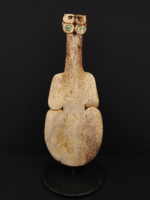Moko Pounamu Whale Bone Patu - Tahoramaurea Moko Pounamu Whale Bone Patu - Tahoramaurea