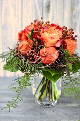 Blumenstrauss herbstlich mit Physalis &amp; Rosen