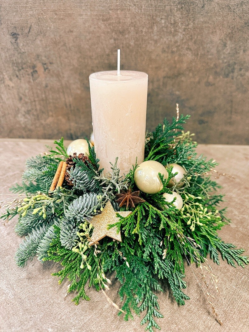 Kerzengesteck div. Farben (in Kunststoffteller)