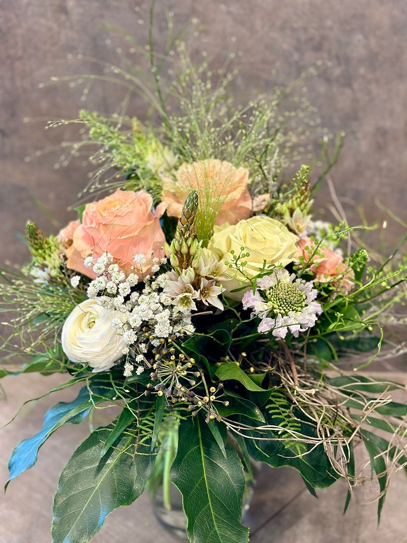 Blumenstrauss kompakt lachs &amp; weiss