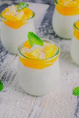 veganer Kokosmilchreis mit Mangopüree im Glas, 10 Stück