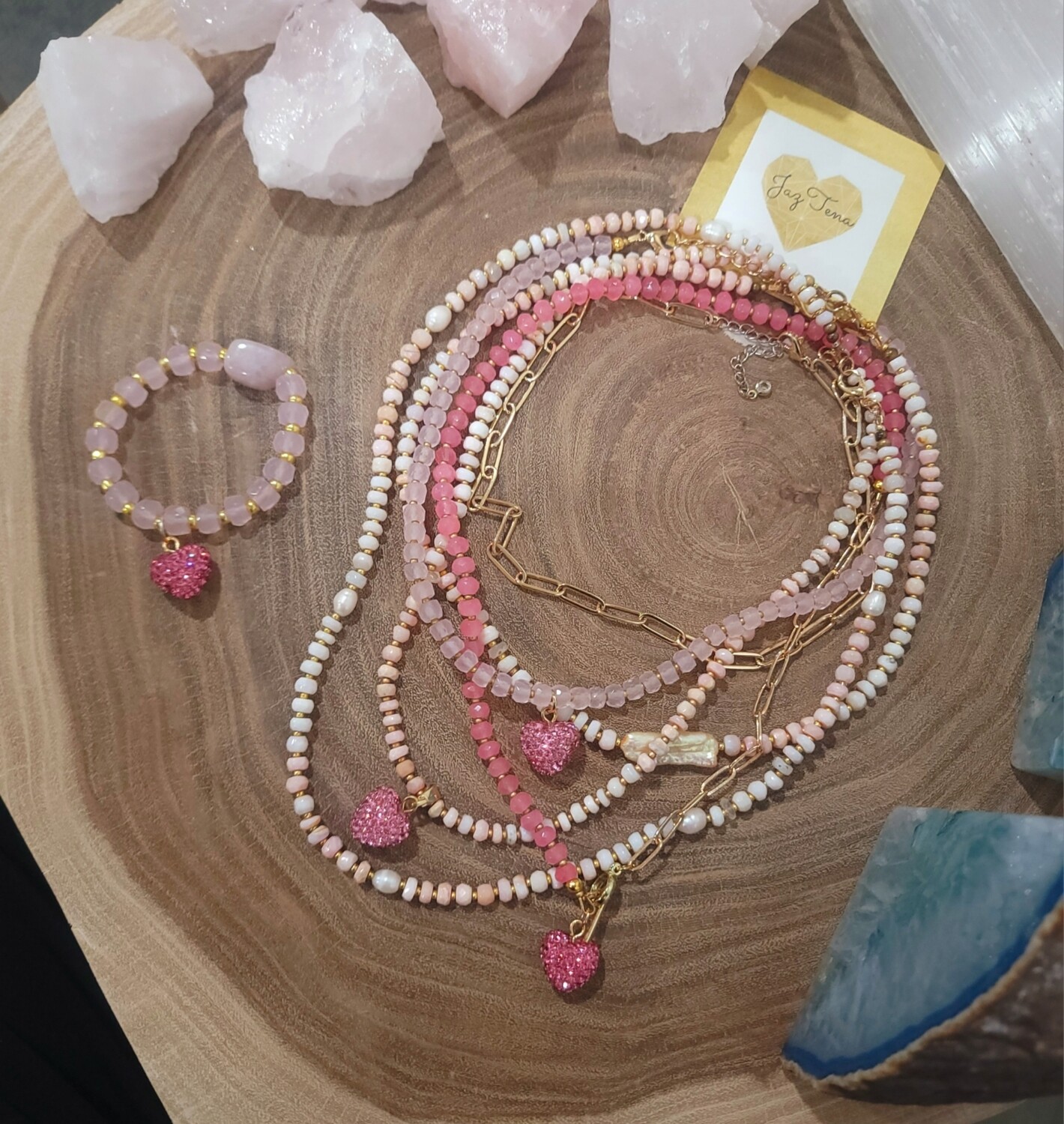 Faceted peruvian opal necklace for women. Ombre pink and white patterns. Opalo de peru con corazones 