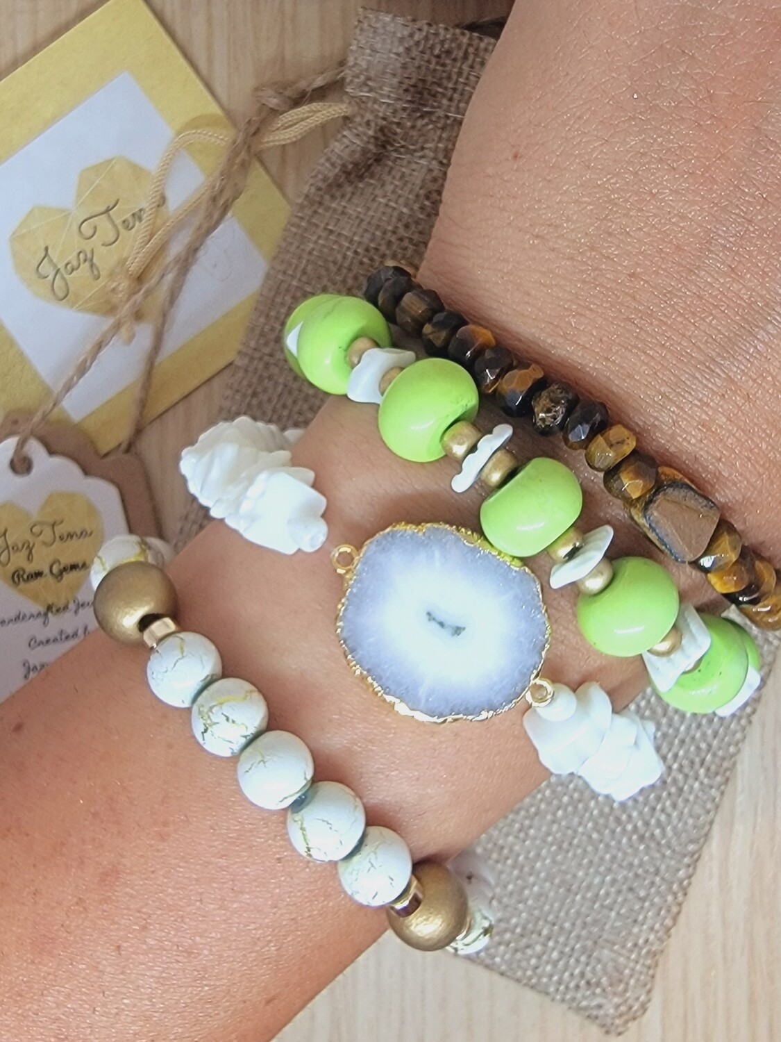 White geode Shells Bracelet stack. Summer vibes, natural beaded bracelets. Set of 4