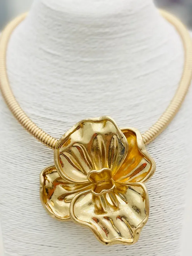 Chic Vintage Flower Choker