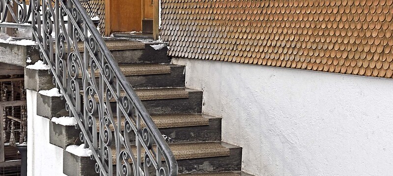 Store non slip stair treads