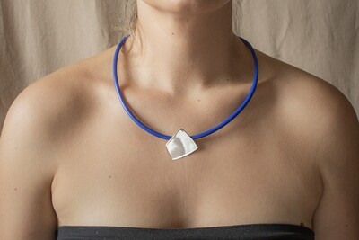 Modern silver and caoutchouc necklace.
