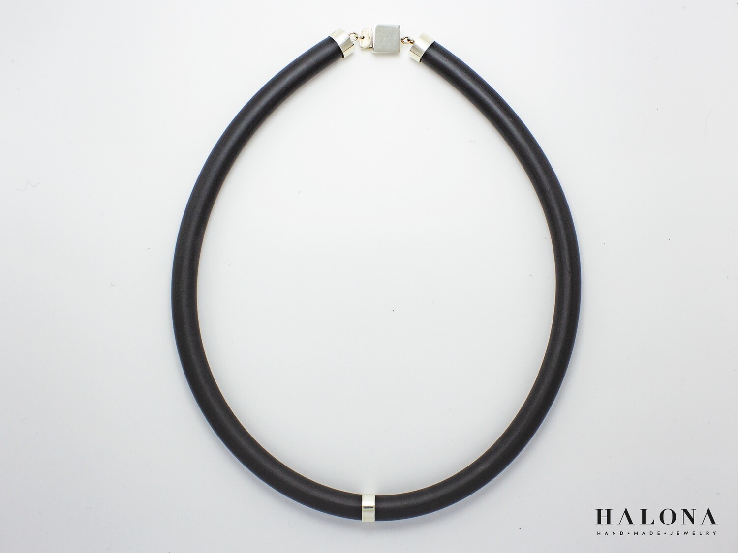 Modern silver and caoutchouc necklace