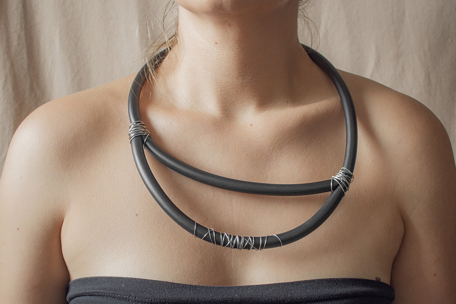 Modern necklace made of silver and caoutchouc