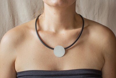 Geometric necklace made of silver and caoutchouc